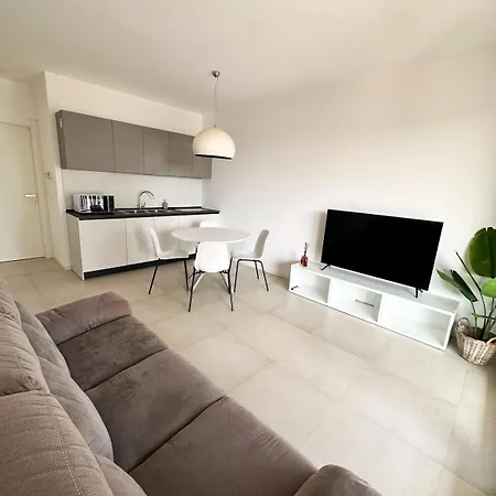 A Due Passi Dal Mare-cube Palace Apartment